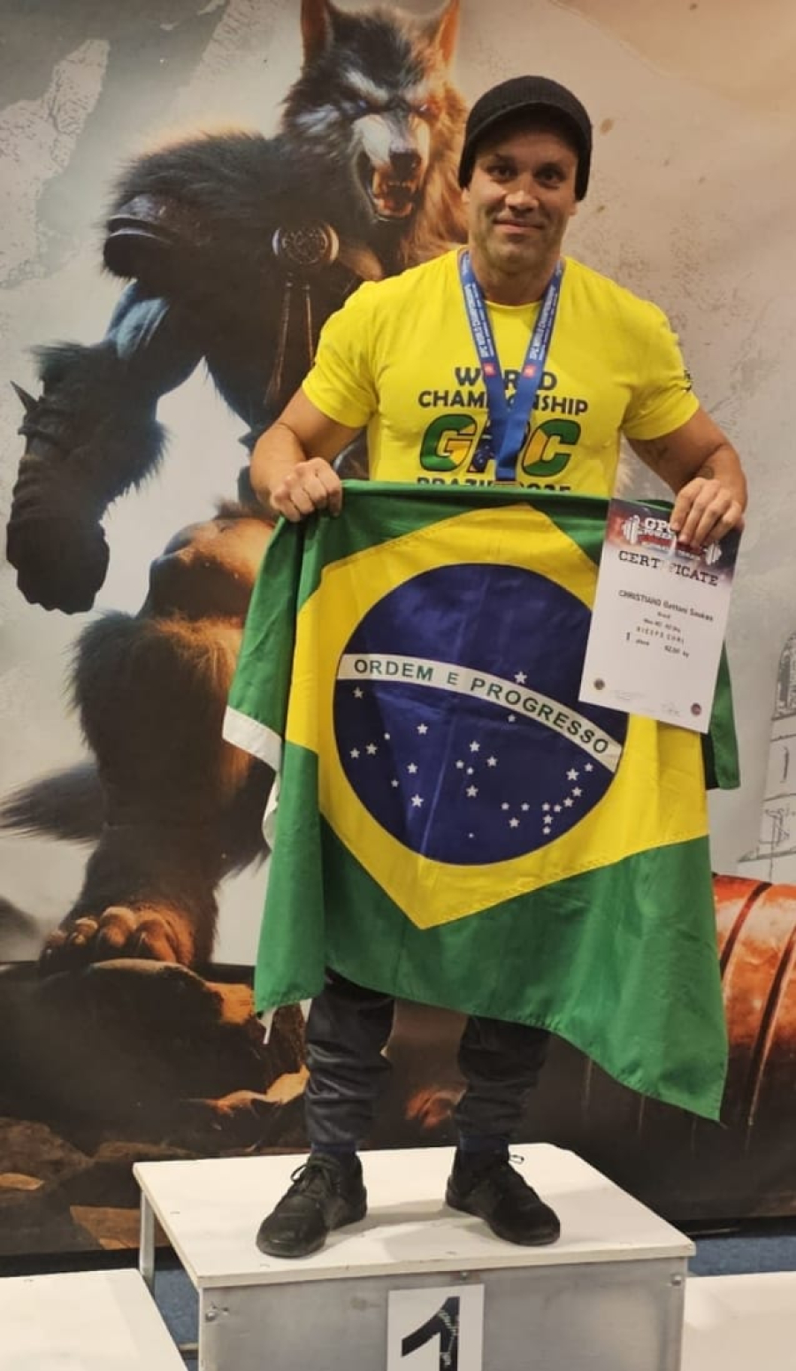 Erick Saukas quebra recorde mundial e conquista ouro no Powerlifting